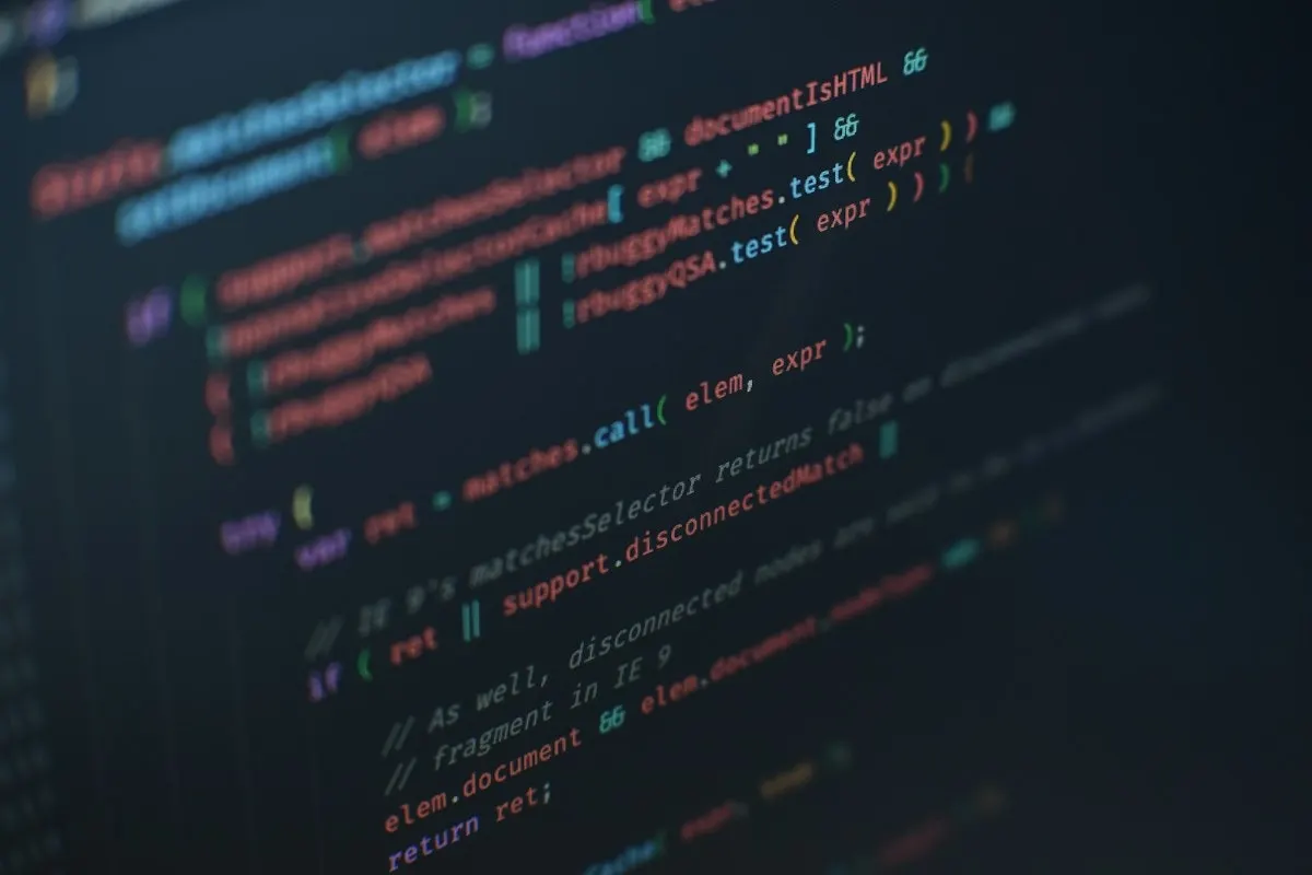 Código fuente en un editor con fondo oscuro
