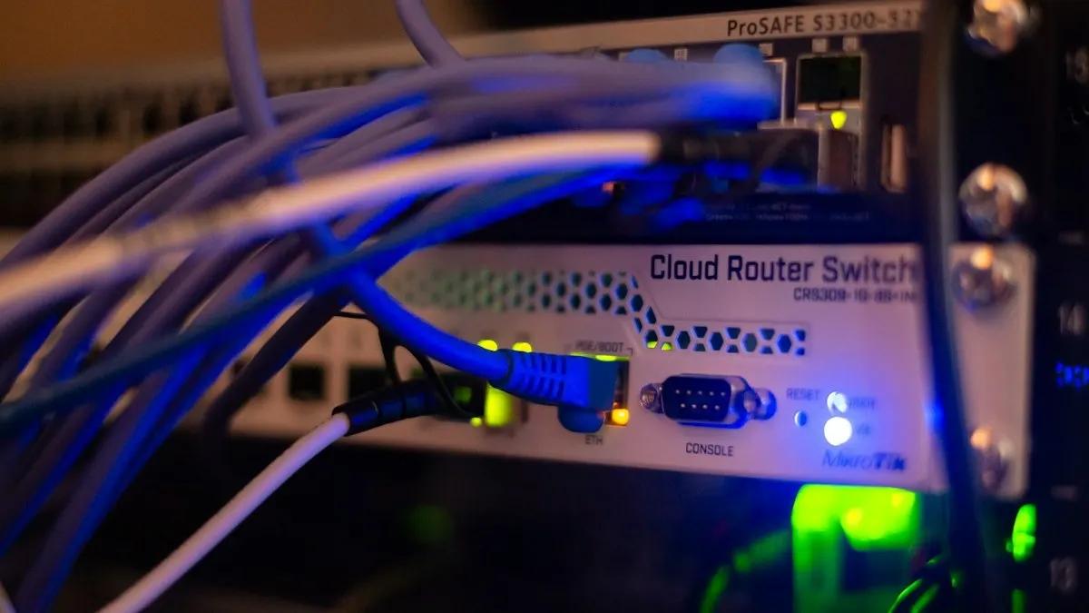 Switch de red con cables de datos conectados en un rack