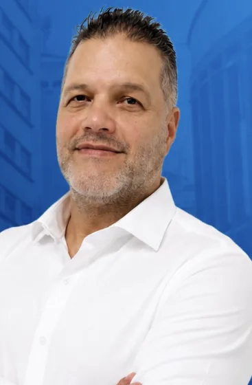 Retrato de David Alejandro Tobón, gerente de Fénixpuntonet, con camisa blanca y brazos cruzados